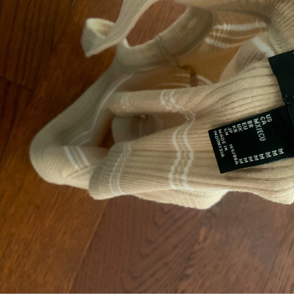 Forever 21 cropped tank. Size M. - Picture 3 of 3